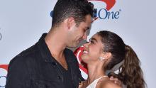 La actriz estadounidense Sarah Hyland y su novio Wells Adams llegan a la sala de prensa para el Festival de Música iHeartRadio en Las Vegas, Nevada, el 21 de septiembre de 2018. (Foto de CHRIS DELMAS / AFP) (El crédito de la foto debe leer CHRIS DELMAS / AFP / Getty Images)