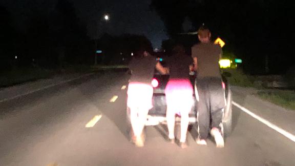 When A Womans Car Broke Down These Teens Pushed It Five Miles To Her 
