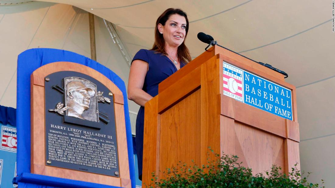 Brandy Halladay Gives Emotional Hall Of Fame Induction Speech For Her