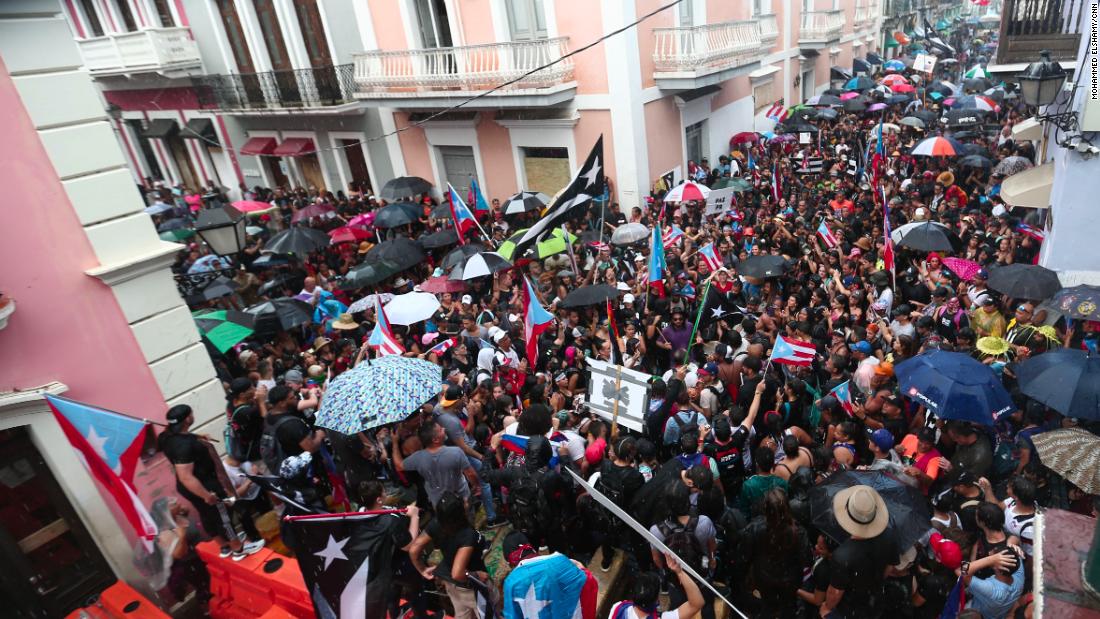 Protesters block the way to Rosselló&#39;s residence on Monday.