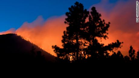 A wildfire in Arizona has grown to 1,800 acres. Authorities are ordering evacuations 