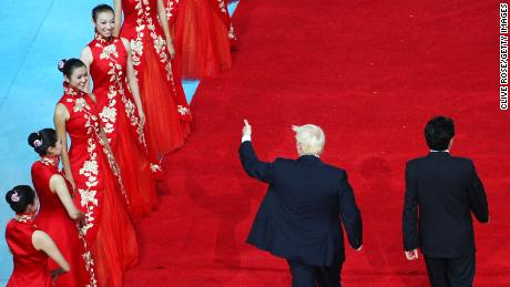 London Mayor Boris Johnson (L) gives the thumbs up with Guo Jinlong (R), Beijing&#39;s Mayor during the Closing Ceremony for the Beijing 2008 Olympic Games on August 24, 2008.