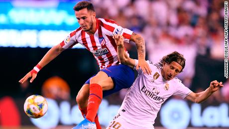 Real Madrid&#39;s Croatian midfielder Luka Modric (R) and Atletico Madrid&#39;s Spanish midfielder Saul Niguez (L) vie for the bal.