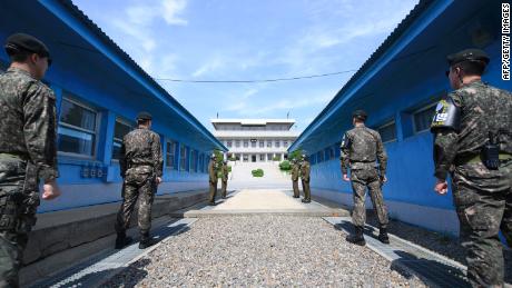 북한은 더 이상 남한과 대화하지 않는다.  전문가들은 위기를 만들려고 할 수 있다고 말합니다.
