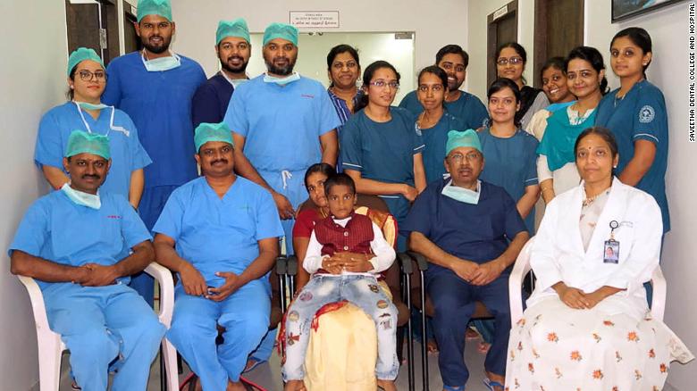 Inde : des médecins découvrent 526 dents dans la bouche d'un garçon de 7 ans (vidéo)
