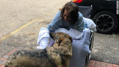 Una mujer que perdió sus manos y piernas debido a una infección por besar a un cachorro