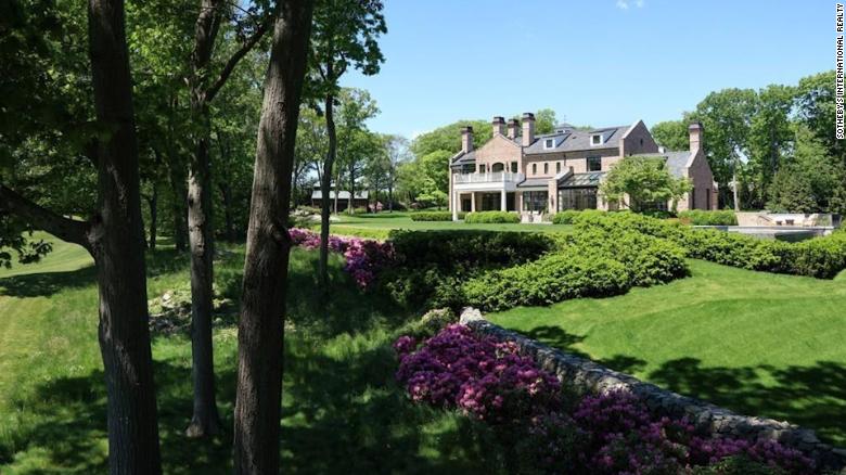 Tom Brady & Gisele Bundchen are selling this Massachusetts estate