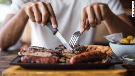 Enorme studie zegt dat rood en bewerkt vlees verband houden met hartaandoeningen