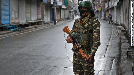 An Indian security personnel stands guard on a street during a curfew in Srinagar on August 8, 2019, as widespread restrictions on movement and a telecommunications blackout remained in place after the Indian government stripped Jammu and Kashmir of its autonomy. (Photo by Tauseef MUSTAFA / AFP)        (Photo credit should read TAUSEEF MUSTAFA/AFP/Getty Images)