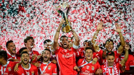 Benfica&#39;s Brazilian defender Jardel Vieira (C) holds up the winner&#39;s trophy after winning the Portugal&#39;s Super Cup final football match between SL Benfica and Sporting CP at the Algarve stadium in Faro on August 4, 2019.