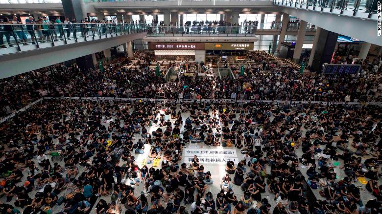 Hong Kong airport cancels all departures 