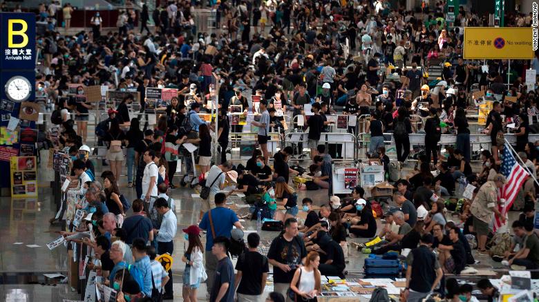 Chaos paralyzes Hong Kong airport