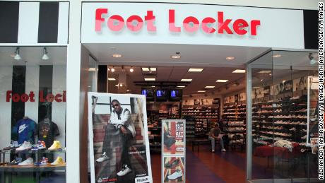 Diagnosticar permanecer interior Acción de Foot Locker cae casi 19% - CNN Video