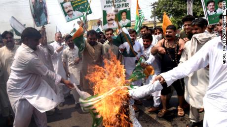 Pakistan brought to a standstill for &#39;Kashmir hour&#39; demonstrations