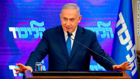 Benjamin Netanyahu&#39;s campaign has an air of desperation as Israeli election polls tighten