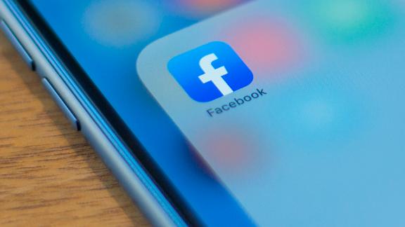 Facebook elimina la red rusa que apuntaba a personas influyentes para vender mensajes anti-vax | CNN 2 Facebook dijo que la operación vinculada a Rusia comenzó con la creación de lotes de cuentas falsas en 2020.
