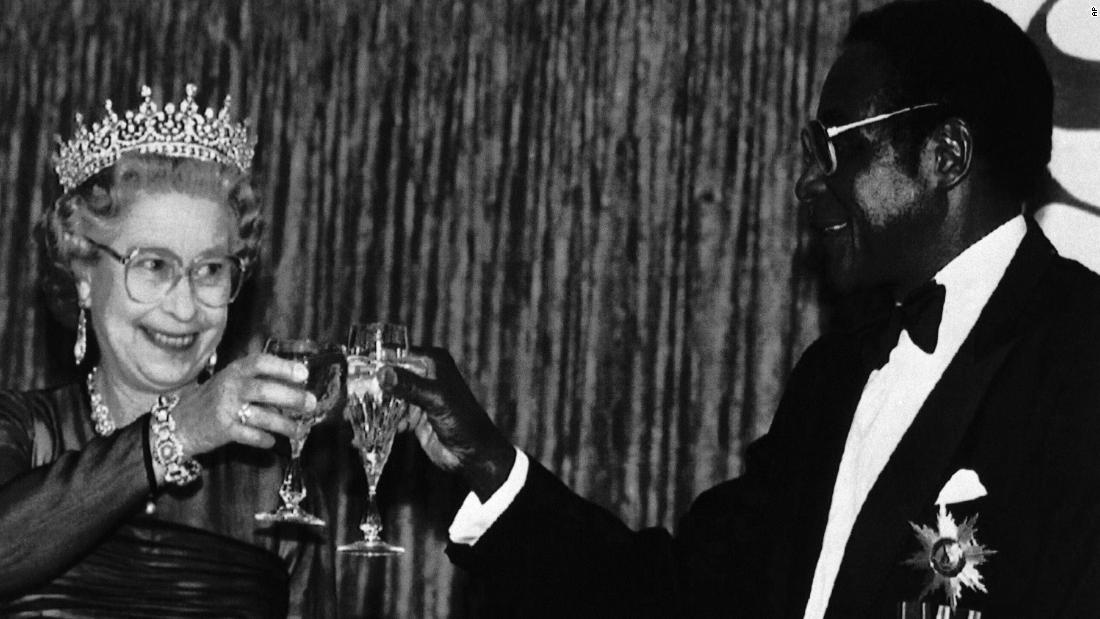 Britain&#39;s Queen Elizabeth II toasts Mugabe during a banquet in the Queen&#39;s honor in Harare in October 1991. The Queen had last visited the territory that became Zimbabwe in 1947.