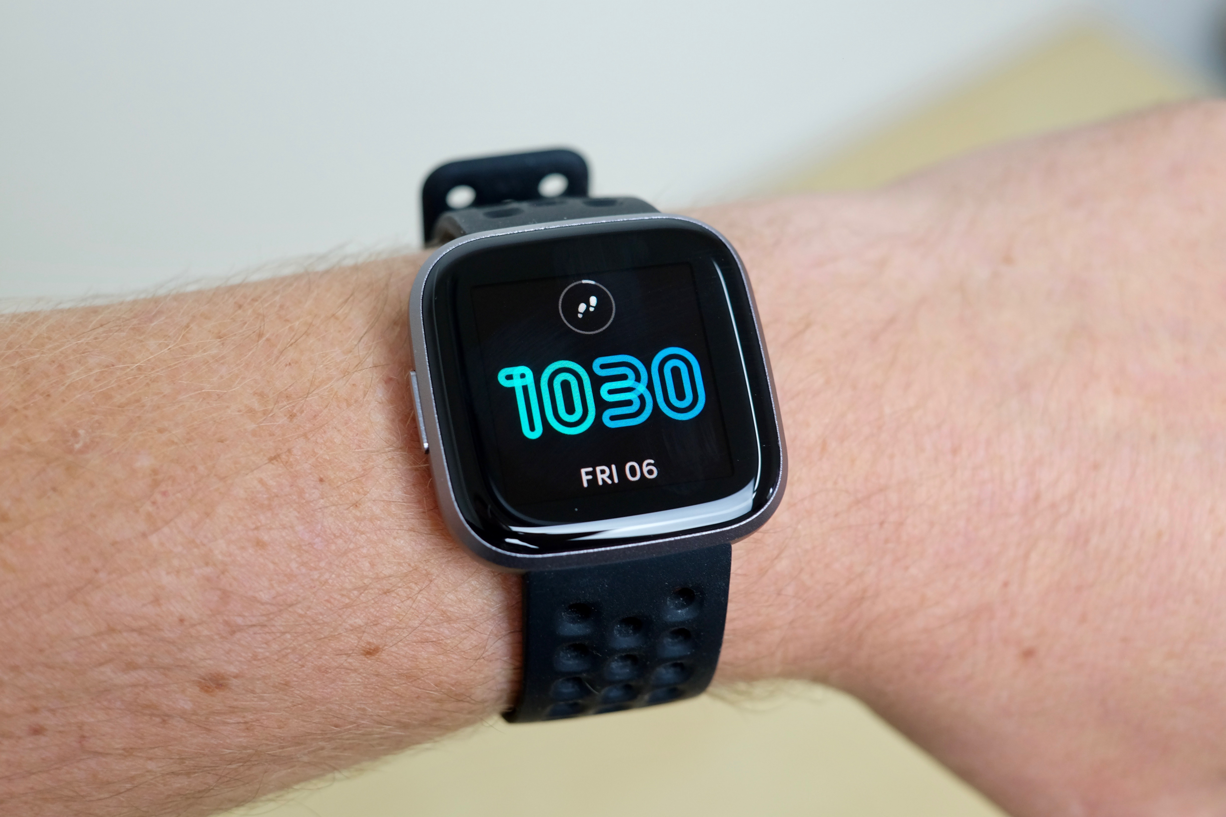 fitbit versa 2 clock settings