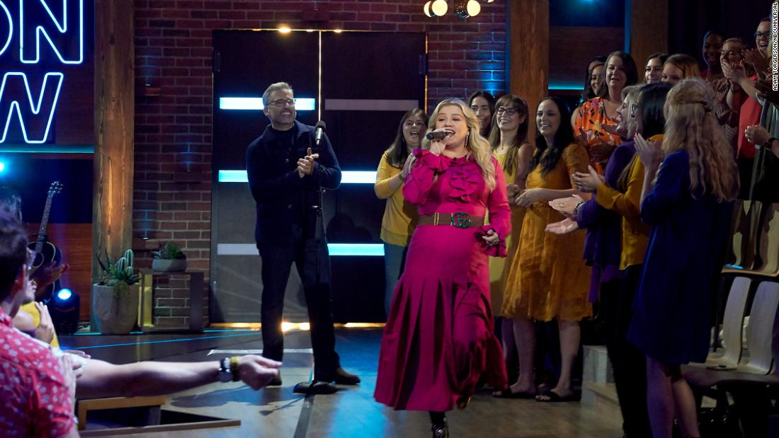 Kelly Clarkson had a special guest on hand for the start of her new talk show -- Steve Carell. 