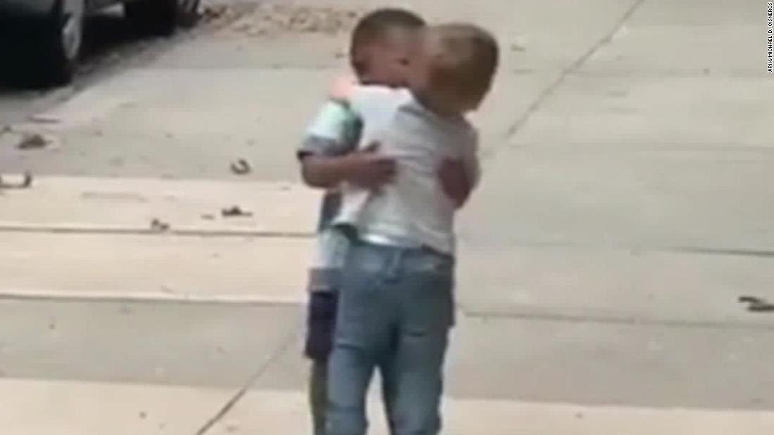 Watch the moment between two toddlers that is going viral 1