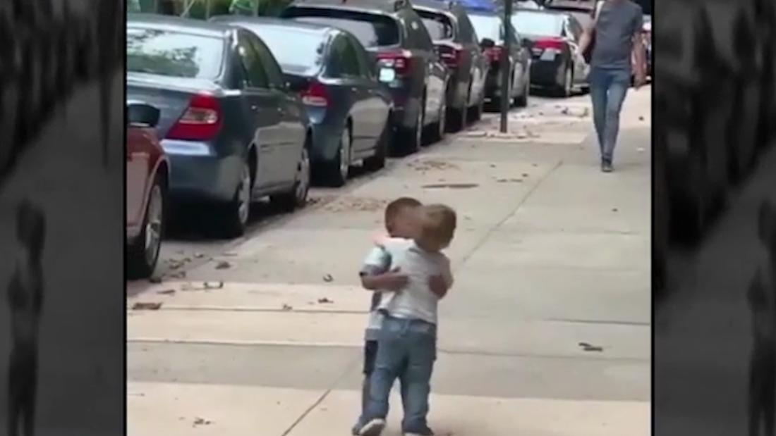 Internet se enamora del abrazo de estos dos pequeños - CNN Video