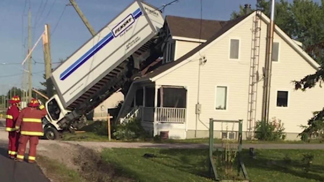 Este video muestra el aterrizaje de un camión en el techo de una casa ...