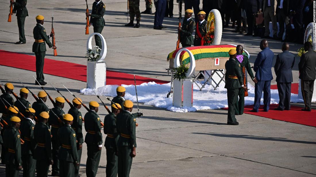 Soldiers welcome Mugabe's body at the airport in Harare 