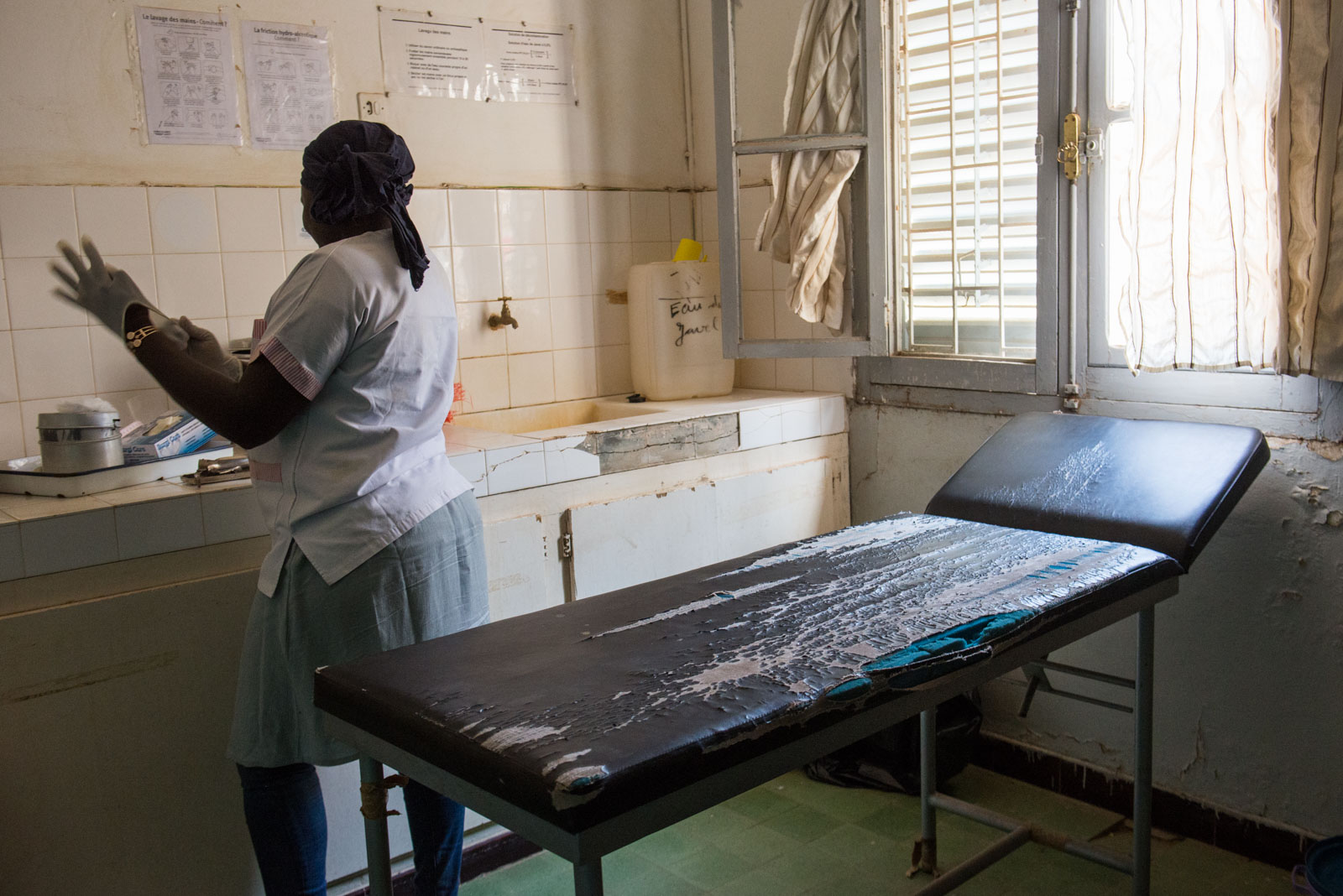 Une sage-femme à la clinique de Sébikhotane, dans la banlieue de Dakar, prépare du matériel médical pour examiner un professionnel du sexe enregistré