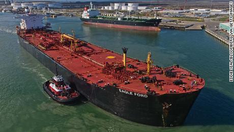 US briefly overtakes Saudi Arabia as the world&#39;s top oil exporter 