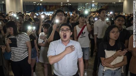 Cómo una canción de protesta en Hong Kong se convirtió en un 'himno' no oficial