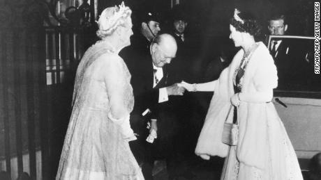 Winston Churchill kisses Queen Elizabeth II&#39;s (R) hand as she leaves 10 Downing Street in 1955.