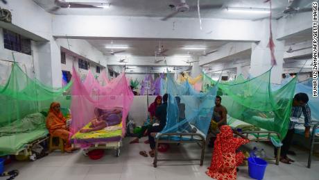 Bangladeshi patients suffering from dengue fever receive treatment at the Shaheed Suhrawardy Medical College and Hospital in Dhaka on September 3, 2019.