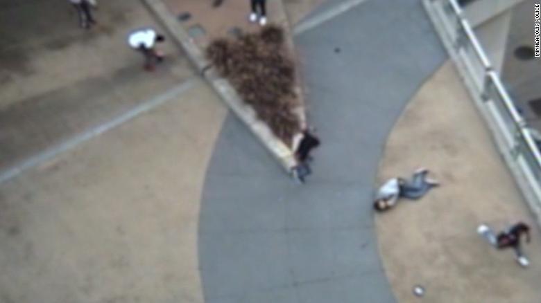 Disturbing video shows brutal robbery in broad daylight