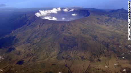 La erupción de Tonga lanzó 58,000 piscinas olímpicas de agua a la atmósfera, dice la NASA