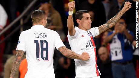 Paris Saint-Germain&#39;s Argentine midfielder Angel Di Maria (R) celebrates scoring his team&#39;s second goal.