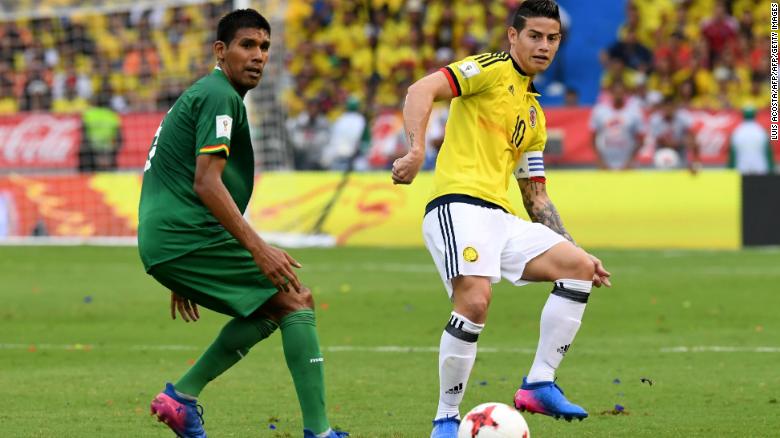 Mario Cuellar (left) during a 2018 FIFA World Cup qualifier against Colombia.