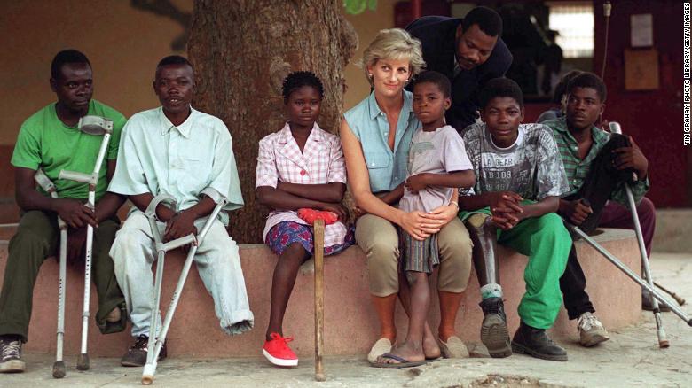 在22年前的访问中，已故威尔士王妃在这里与受地雷伤害的儿童合影，她还参观了安哥拉罗安达的内维斯·本迪尼亚（Neves Bendinha）骨科工作坊。 