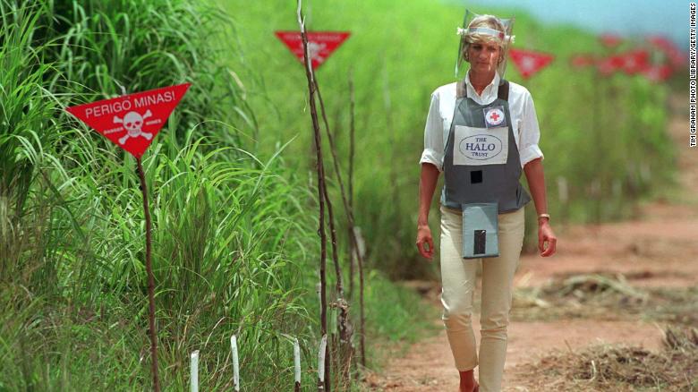 1997年，戴安娜（Diana）在访问安哥拉万博（Huambo）时，越过了警告红旗，警告正在发生的地雷。 