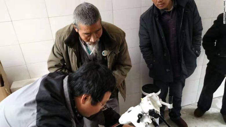 Young astronomical fans and friends visiting Wu Shiping in 2018 to see the equatorial telescope which the former farmer just purchased for himself.