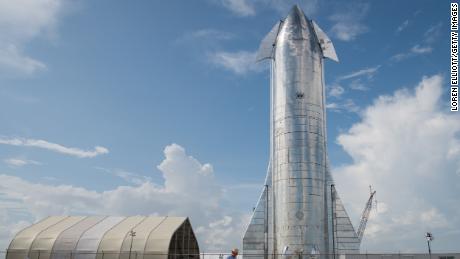   Un prototipo de la nave espacial Starship de SpaceX se ve en las instalaciones de lanzamiento de la compañía en Texas el 28 de septiembre de 2019 en Boca Chica cerca de Brownsville, Texas.