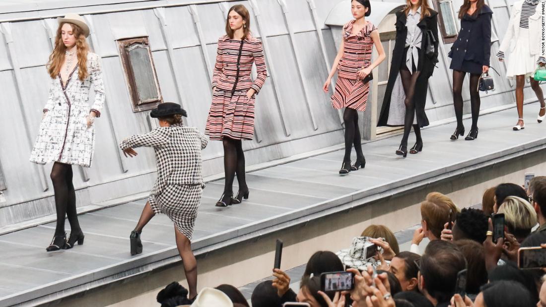 Gigi Hadid saves Chanel show as comedian crashes the runway - CNN Style