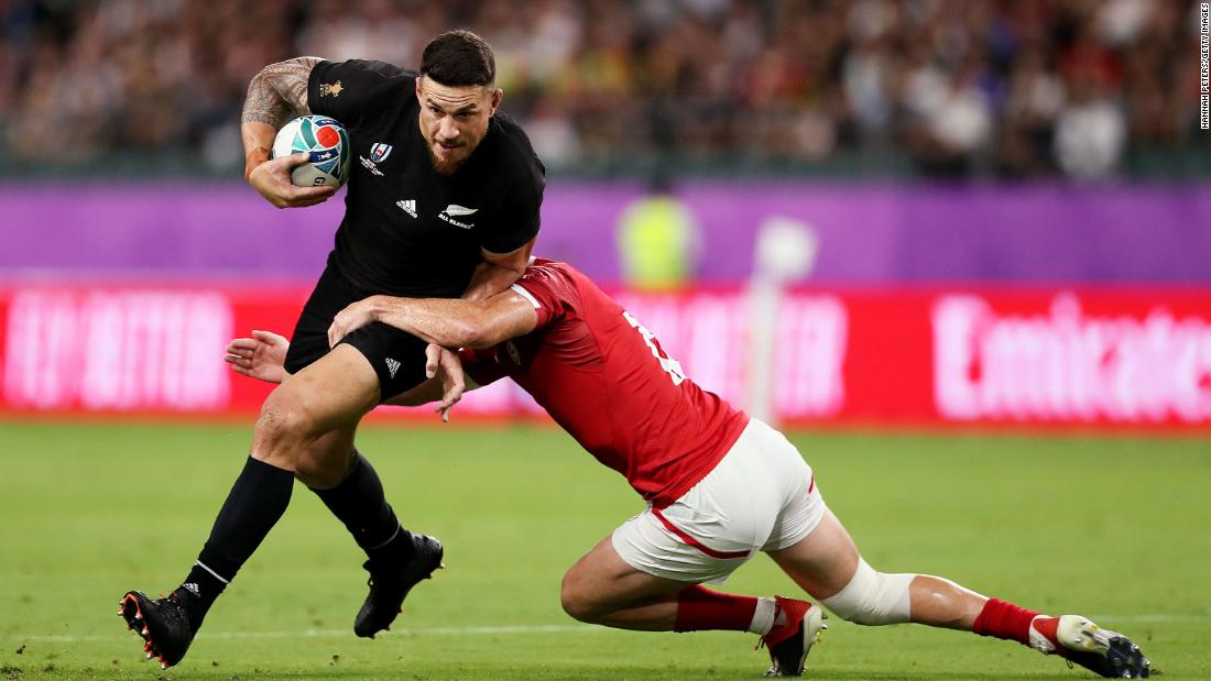 New Zealand center Sonny Bill Williams (left) scored the All Blacks&#39; third try of the evening and with the win, has won his last 16 Rugby World Cup games, equaling Kiwi hooker Keven Mealamu&#39;s all-time record of consecutive wins at the tournament.