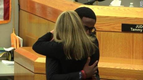 Botham Jean&#39;s brother hugs the former police officer who killed him