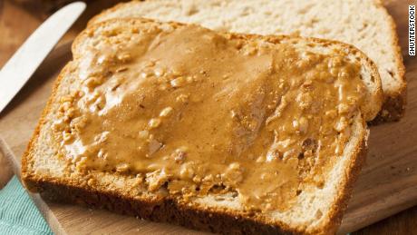 Muchas compañías de alimentos están retirando productos que incorporan gif de mantequilla de maní.