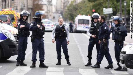 Police block the street after three persons have been hurt in a knife attack at Paris prefecture de police (police headquarters) on October 3, 2019. (Photo by Martin BUREAU / AFP) (Photo by MARTIN BUREAU/AFP via Getty Images)