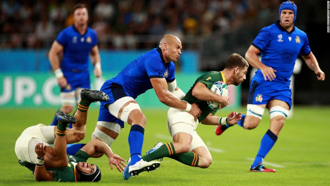 Willie Le Roux of South Africa is tackled by Sergio Parisse of Italy.