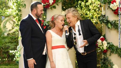 Rod Stewart crashes couple&#39;s Las Vegas wedding and sings to them  