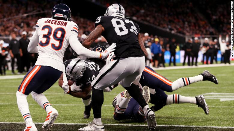 DeAndre Washington of the Oakland Raiders scores his team&#39;s second touchdown against the Bears.