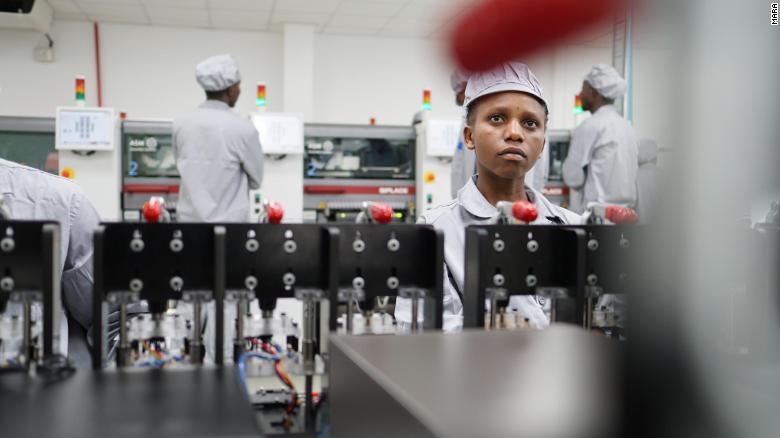 The factory currently employs around 200 people, of which 90% are Rwandan and 60% are women. 