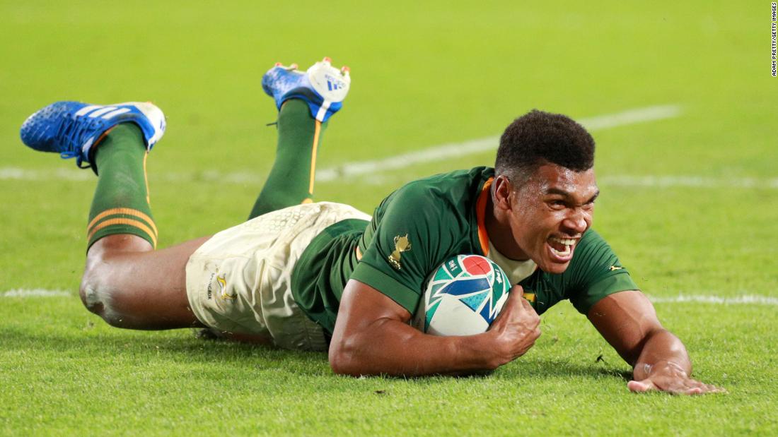 Damian Willemse of South Africa scores his team&#39;s ninth try at the Kobe Misaki Stadium. 